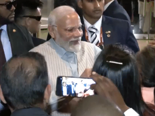 जोहान्सबर्ग में होटल पहुंचे प्रधानमंत्री नरेंद्र मोदी ने भारतीय मूल के लोगों से मुलाकात की।