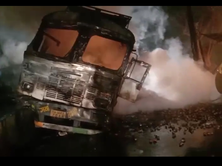 Potato laden truck collided with electric pole, fire broke out | आलू ...