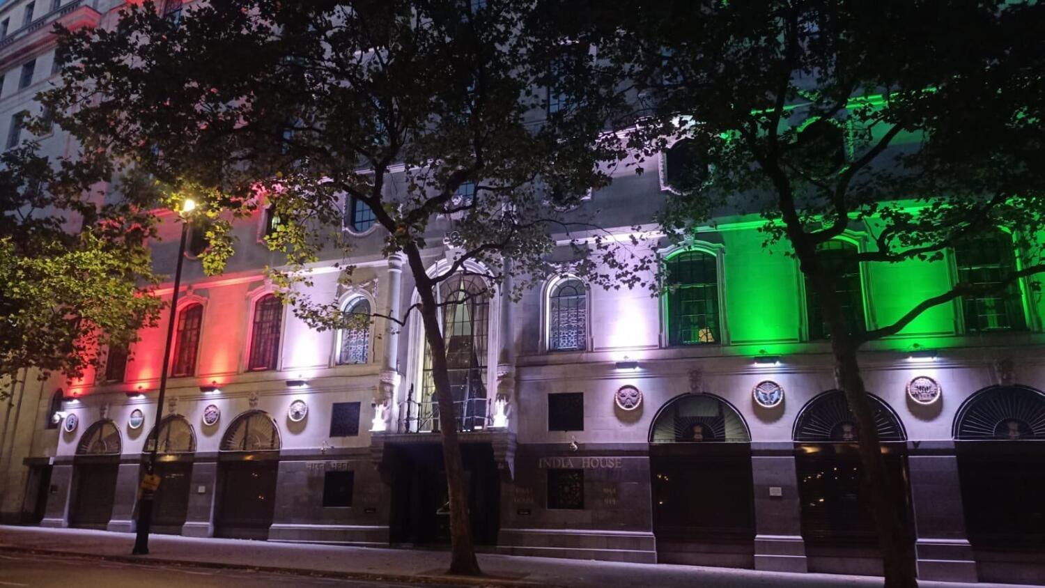 तस्वीर 15 अगस्त 2023 को तिरंगे की रोशनी में जगमगा रहे लंदन के इंडिया हाउस की है।