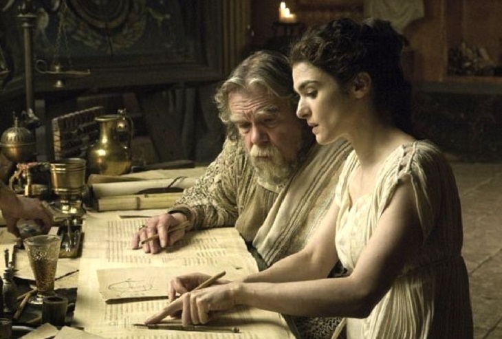 पहली महिला खगोलशास्त्री हाइपेशिया की जिंदगी पर स्पेनिश भाषा में बनी फिल्म 'अगोरा' का एक दृश्य। यह फिल्म वर्ष 2009 में बनी थी।