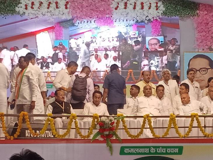 मंच पर कांग्रेस चुनाव अभियान समिति अध्यक्ष कांतिलाल भूरिया, पूर्व सीएम कमलनाथ, कांग्रेस अध्यक्ष मल्लिकार्जुन खड़गे और नेता प्रतिपक्ष डॉ. गोविंद सिंह। (लेफ्ट टू राइट)