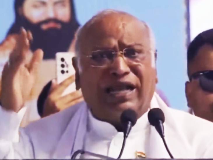 खड़गे ने कहा कि BJP के लोग सागर में संत रविदास का मंदिर बनाने का वादा कर रहे हैं, लेकिन इन्होंने 2014 में दिल्ली में रविदास मंदिर पर बुलडोजर चलवा दिया था।