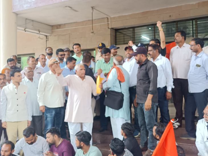 इंदौर में किसानों ने कलेक्ट्रेट का घेराव कर प्रधानमंत्री नरेंद्र मोदी के नाम ज्ञापन सौंपा।