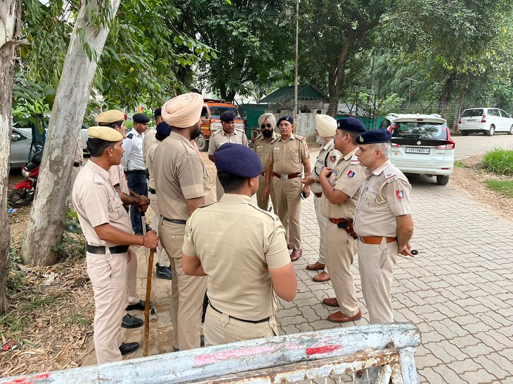 चंडीगढ़ से लगते झामपुर बैरियर पर मीटिंग करते पुलिसकर्मी।