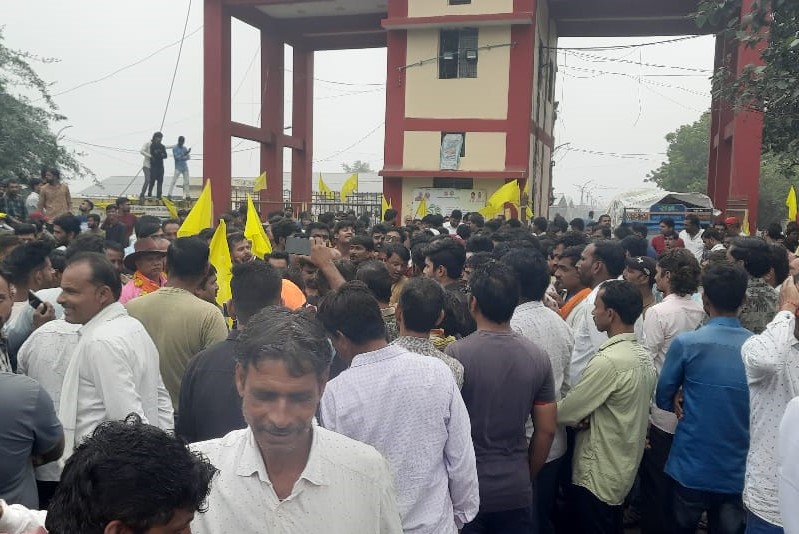 रतलाम में किसानों ने मंडी में नीलामी बंद रखकर विरोध जताया।