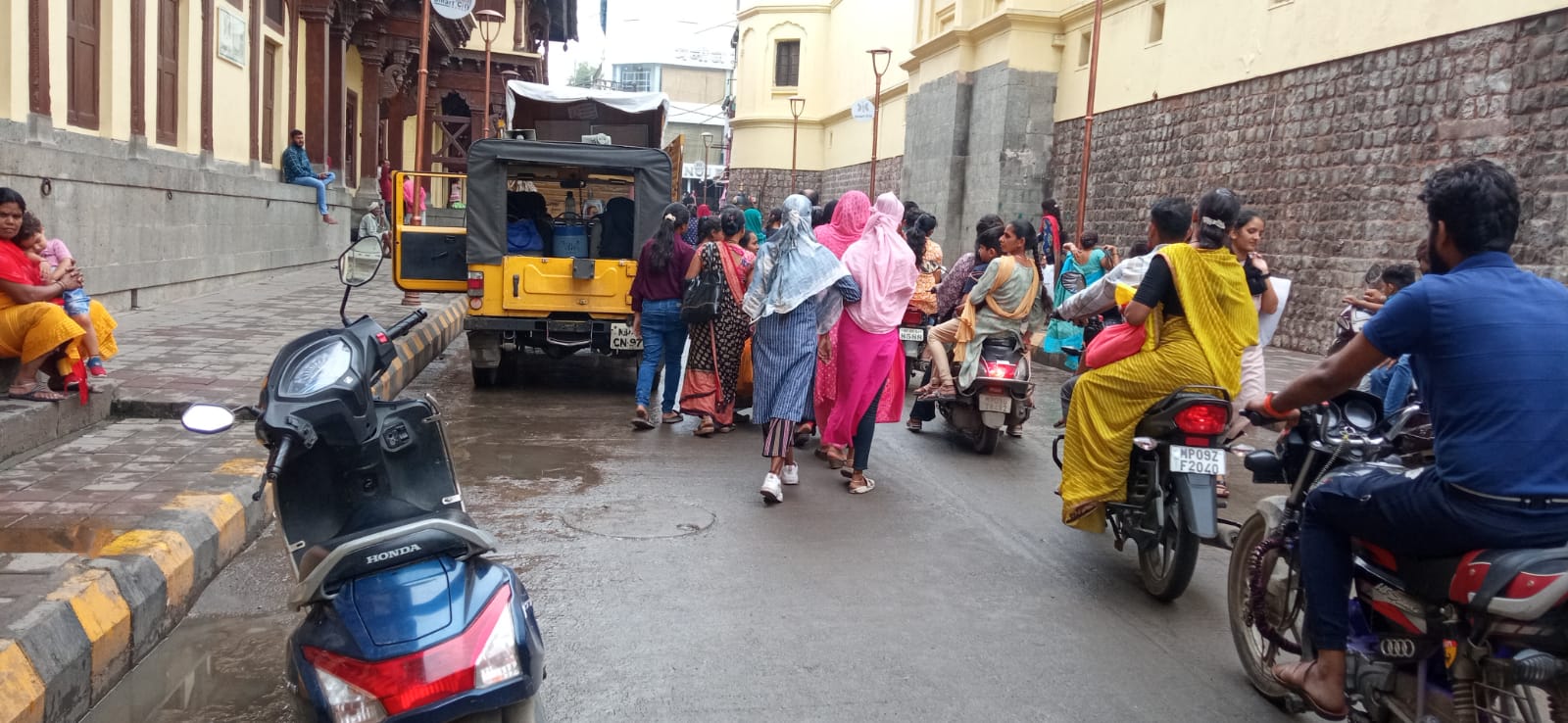 इस तरह राजबाडा के आसपास फुटपाथ विक्रेताओं को हटाने से बौखलाए हैं माफिया।