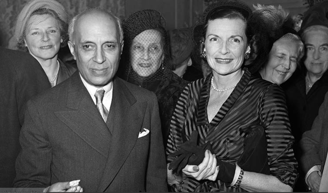 तस्वीर 1950 की है जब आजादी के बाद ऑफिशियली इंडिया क्लब की शुरुआत की गई। इस दौरान भारत के पहले प्रधानमंत्री एडविना माउंटबेटन के साथ देखे जा सकते हैं।