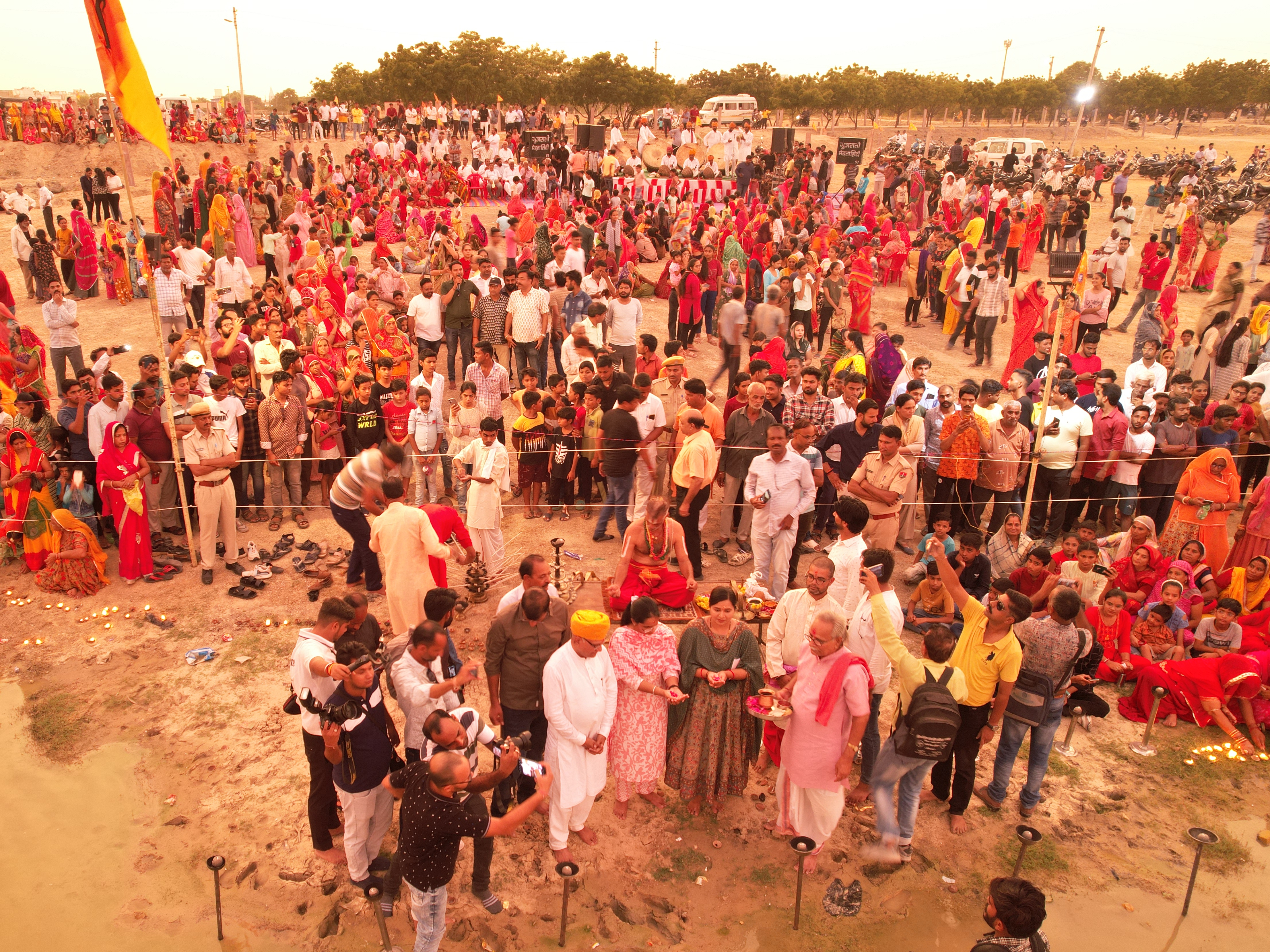 Deepdan Deepdan Utsav on Mira Jayanti Festival; video
