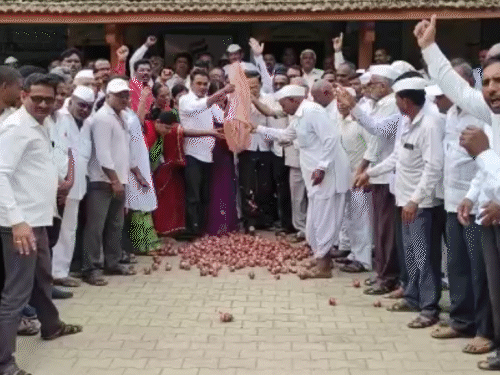 प्याज पर ड्युटी लगाने के फैसले के खिलाफ अखिल भारतीय किसान सभा ने महाराष्ट्र के अहमदनगर जिले में केंद्र सरकार के खिलाफ प्रदर्शन किया।