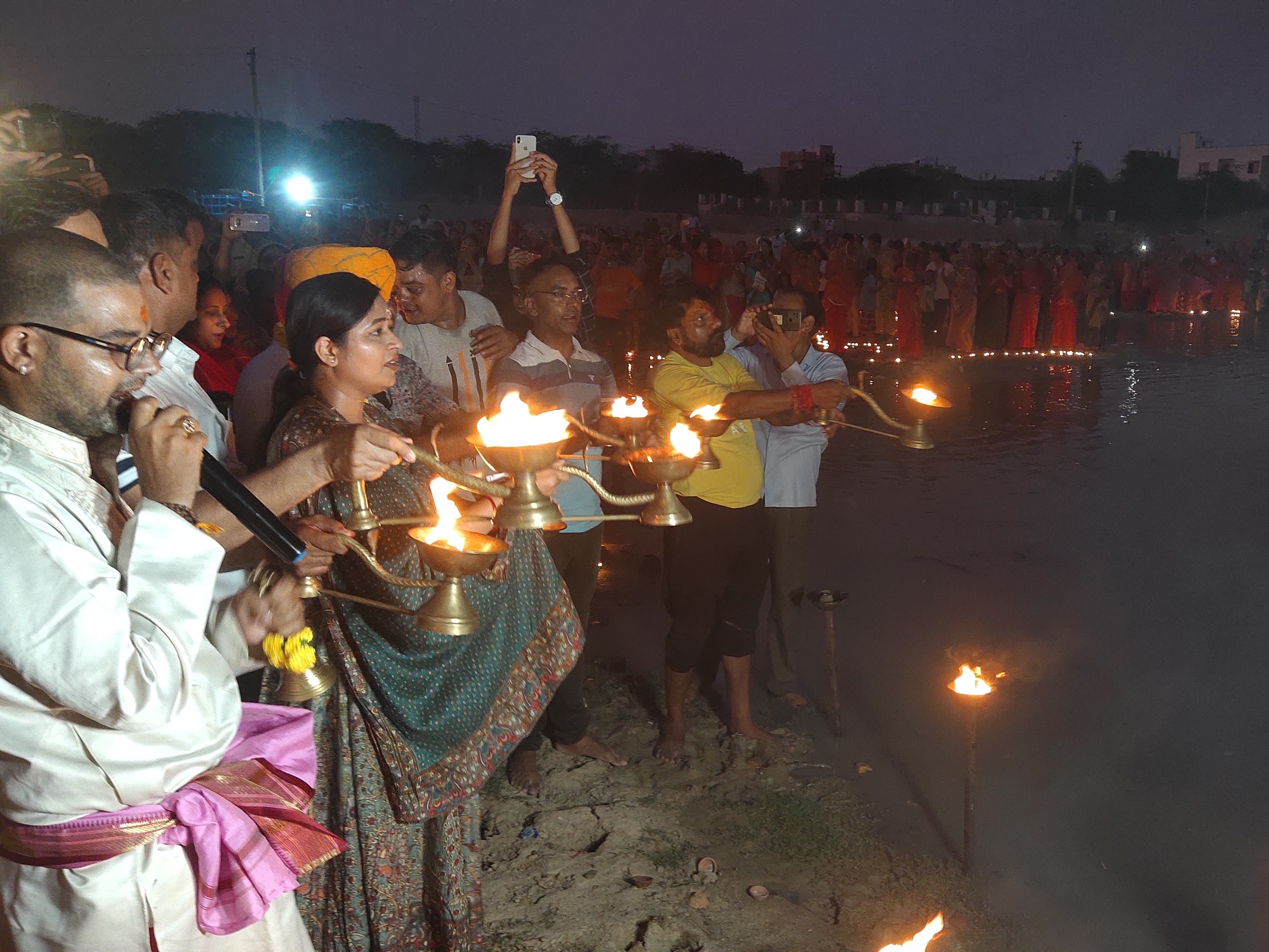 Deepdan Deepdan Utsav on Mira Jayanti Festival; video