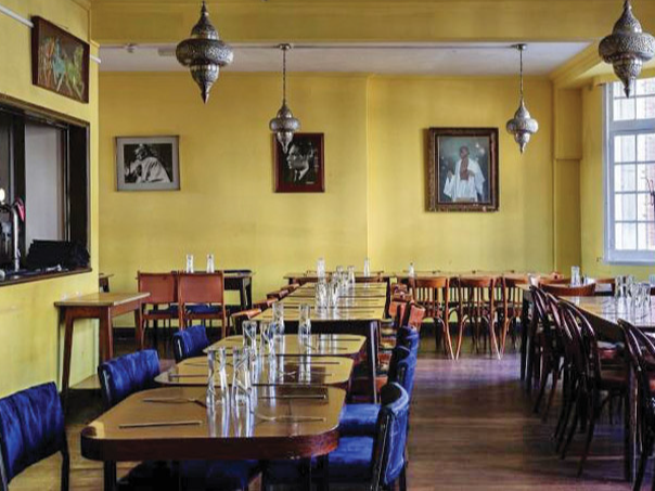 तस्वीर लंदन में इंडिया क्लब की है। आजादी के बाद इसका इस्तेमाल भारतीय पत्रकारों और बुद्धिजीवियों के लिए रेस्तरां और विशेष सामूहिक स्थल के तौर पर किया जाने लगा।