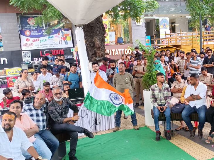 इंदौर के 56 दुकान पर चंद्रयान की लैंडिंग देखने के लिए बड़ी संख्या में लोग एकत्रित हुए।