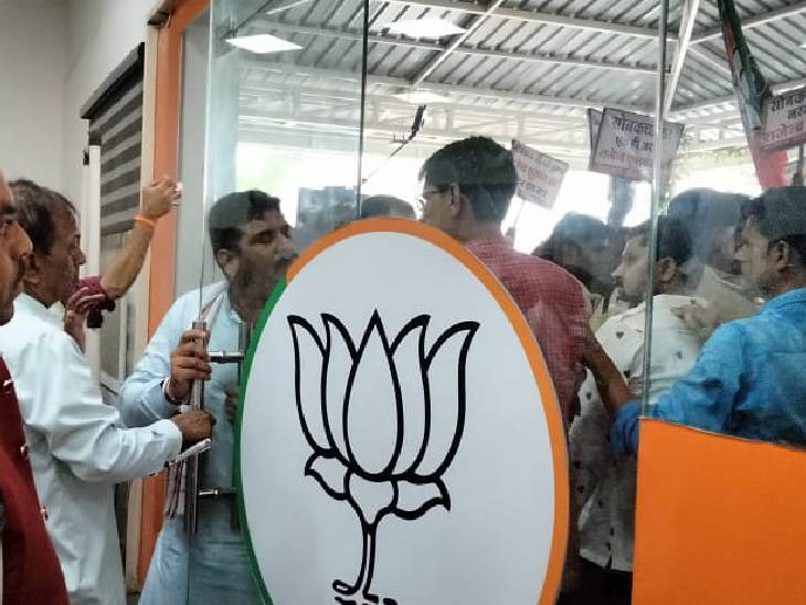 पार्टी ऑफिस में सोनकच्छ के BJP कार्यकर्ताओं ने नारेबाजी की। हंगामा बढ़ते देख कार्यालय का गेट बंद करना पड़ा।