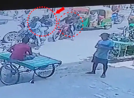 2 बाइक पर आए बदमाशों ने नीलेश मुखिया पर ताबड़तोड़ 8 फायर किए थे। (लाल घेरे में बाइक पर सवार शूटर्स)
