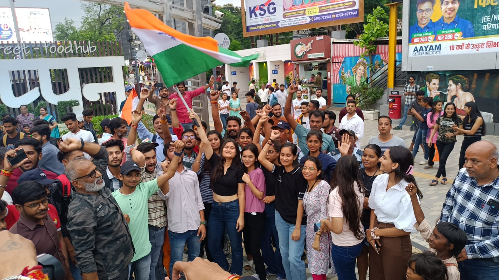 56 दुकान पर चंद्रयान की लैंडिंग के बाद जश्न।