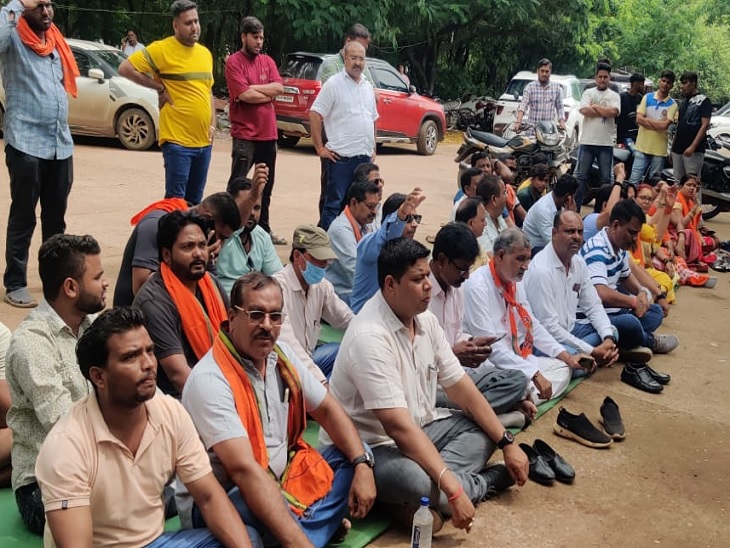 जामुल थाने का घेराव कर भाजपा नेताओं ने जमकर नारेबाजी की। - Dainik Bhaskar