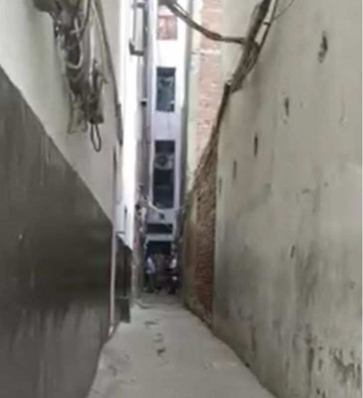 दिलशाद गार्डन के ताहिरपुर में पास्टर सतपाल भाटी का घर, इसी के ग्राउंड फ्लोर पर उन्होंने प्रेयर हाउस बनाया है।