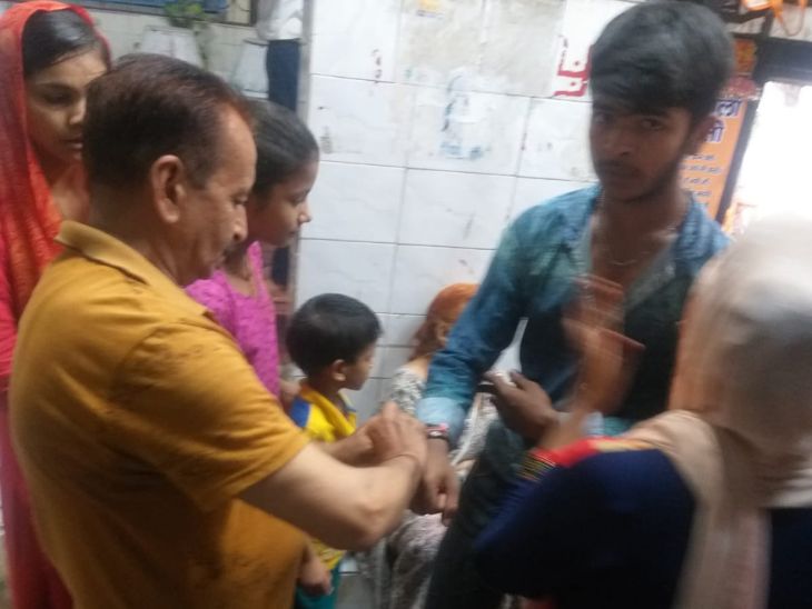 ताहिरपुर में धर्म जागरण मंच और RSS के कार्यकर्ता 'रक्षासूत्र' अभियान चला रहे हैं। ये अभियान रक्षाबंधन से पहले एक हफ्ते तक चलता है।