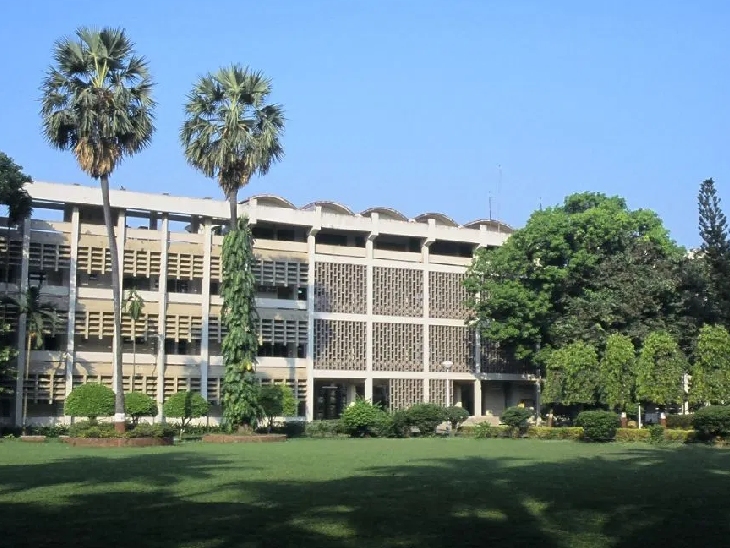 IIT बॉम्बे को इंफोसिस के को-फाउंडर नंदन नीलेकणि भी अब तक 400 करोड़ रुपए दान दे चुके हैं। वे इस इंस्टीट्यूट के छात्र रहे हैं।