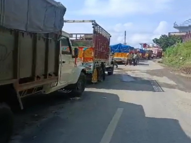 मंडी में सड़क बंद होने के बाद रोकी गई गाड़ियां