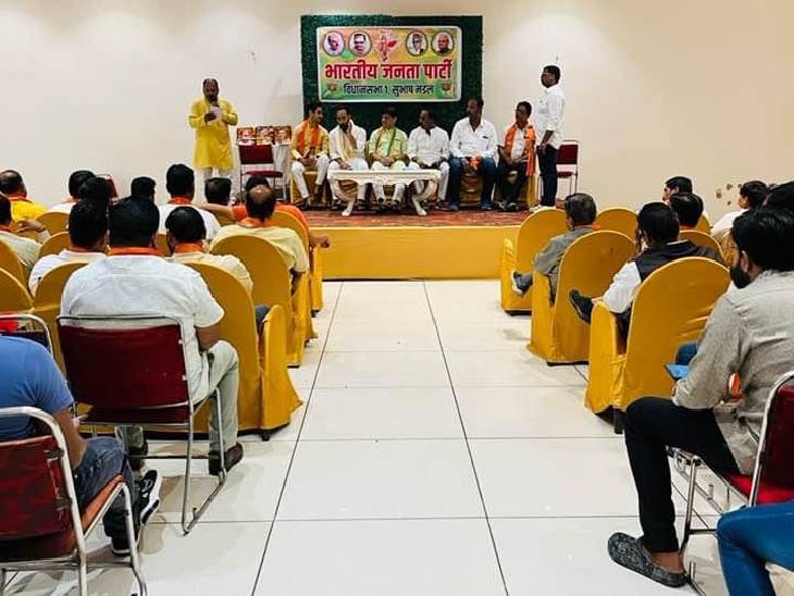 इंदौर सीट नंबर-1 को लेकर हुई बैठक में कार्यकर्ताओं ने कहा कि अगर विधानसभा जीतना है तो टिकट बदलना होगा।