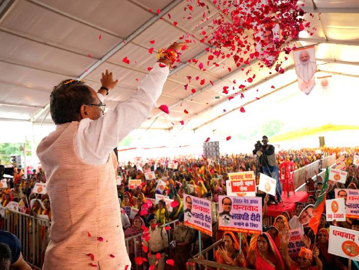 कटंगी में आयोजित महिला सम्मेलन में सीएम शिवराज सिंह ने बहनों पर फूल बरसाकर उनका सम्मान किया।