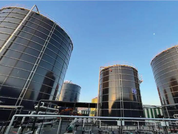 इंदौर के घरों से हर रोज 500 टन गीला कचरा यानी सब्जी, फल, जूठन को कभी यू ही फेंक दिया जाता था, पर आज उसी से रोजाना 17 हजार किलो बायो CNG और 100 टन जैविक खाद गोवर्धन बायो सीएनजी प्लांट में बन रही है। हर महीने की कमाई 4 करोड़ रुपए है।