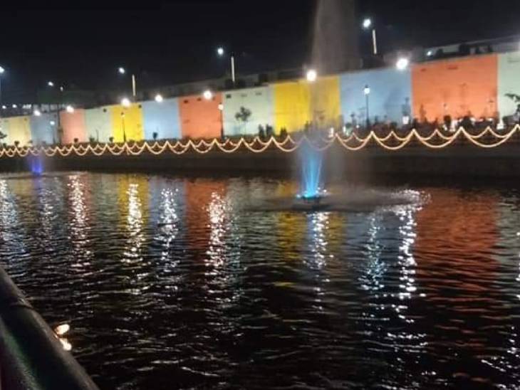 सरस्वती-कान्ह रिवर फ्रंट के अंतर्गत इंदौर में कान्ह नदी के तटों को रंग-बिरंगी रोशनी और पानी के फव्वारों से सजाया गया। इंदौर ने 21.3 किलोमीटर लंबी कान्ह और 12.4 किलोमीटर की सरस्वती नदी को पुनर्जीवित किया है। 6 प्रमुख नालों सहित 137.28 किलोमीटर में बहने वाले सीवरेज को प्रोसेस किया।