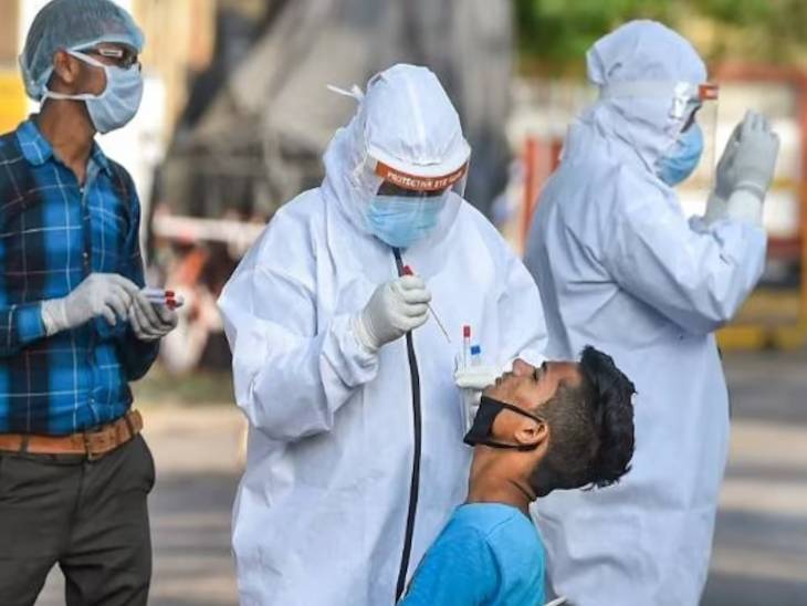 कोविड के दौरान जांच करते स्वास्थ्य कर्मी।