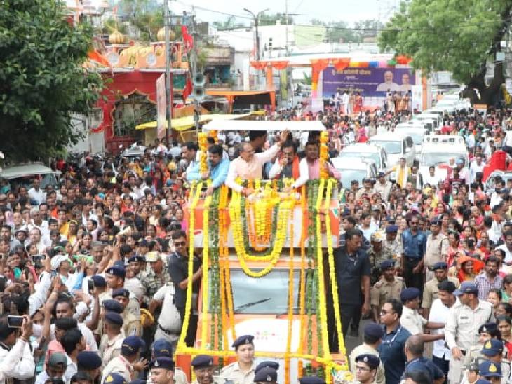 सीएम शिवराज सिंह ने रोड शो किया। इस दौरान महिलाओं ने जगह-जगह उनका स्वागत किया। उन्हें राखियां भेंट की।