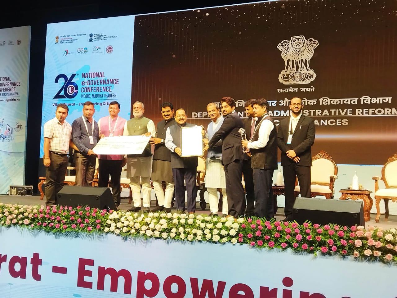 इंदौर में आयोजित कार्यक्रम में केंद्रीय मंत्री डॉ. जितेंद्र सिंह ने भोपाल स्मार्ट सिटी के सीईओ को वाटर सप्लाई के स्कॉडा सिस्टम के लिए राष्ट्रीय ई-गर्वनेंस अवार्ड-2023 दिया।