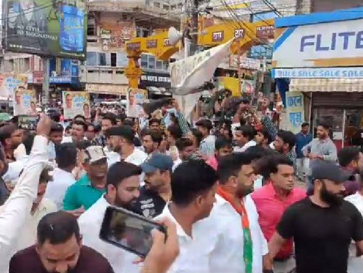 जनदर्शन यात्रा में एमपी स्टूडेंट यूनियन ने काले झंडे दिखाए। यूनियन के कार्यकर्ताओं ने तख्ती हाथ में लेकर छात्र संघ चुनाव बहाल करने की मांग की। इस दौरान प्रदर्शनकारियों और भाजपा कार्यकर्ताओं के बीच झड़प भी हो गई।