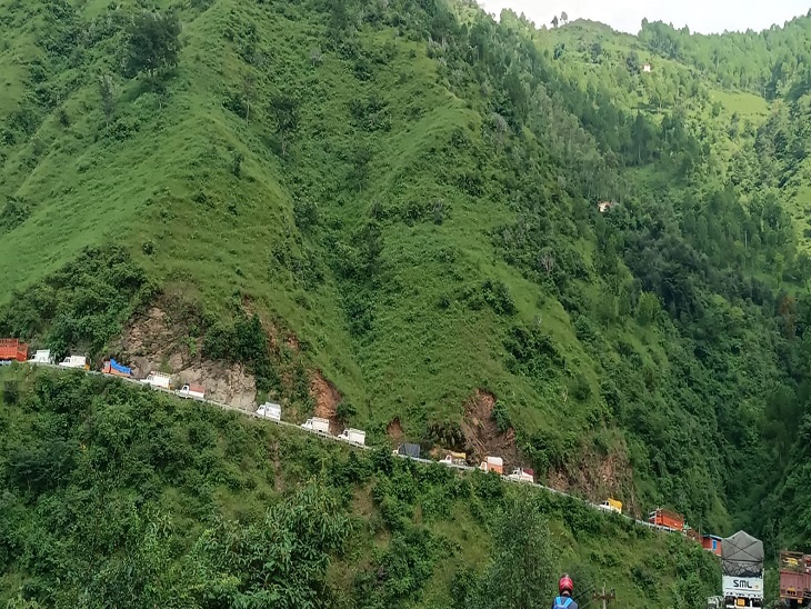 फोरलेन बंद होने के बाद मंडी में जगह-जगह रोकी गई गाड़ियों की लंबी कतारें