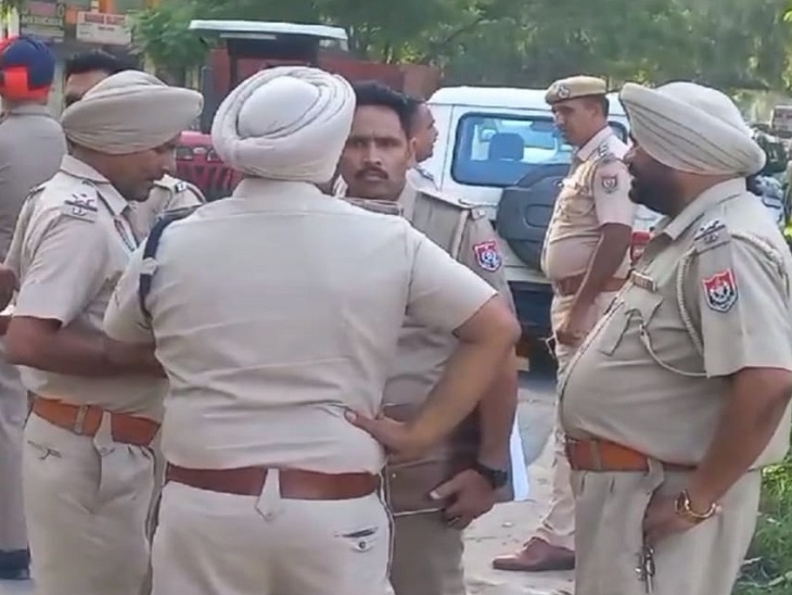 पुलिस कस्टडी से 2 शराब तस्कर फरार 2 आरोपियों के भागने के बाद मौके पर जुटे पुलिस अधिकारी।