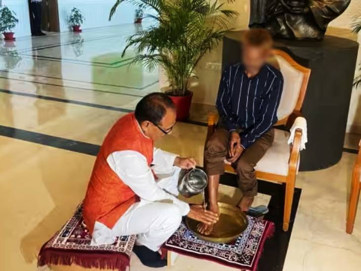 जुलाई 2023 में सीधी पेशाब कांड का VIDEO सामने आया था। CM शिवराज सिंह चौहान ने पीड़ित आदिवासी को CM हाउस बुलाकर मुलाकात की। सम्मान कर डैमेज कंट्रोल की कोशिश की। आरोपी का घर गिराने की कार्रवाई से ब्राह्मण संगठन नाराज हैं। - (फाइल फोटो)