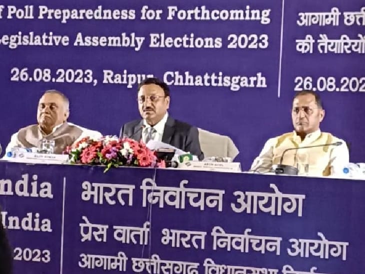 प्रेस कॉन्फ्रेंस के दौरान मुख्य निर्वाचन आयुक्त राजीव कुमार,निर्वाचन आयुक्त अनूप चंद्र पांडेय और अरूण गोयल मौजूद रहे। - Dainik Bhaskar