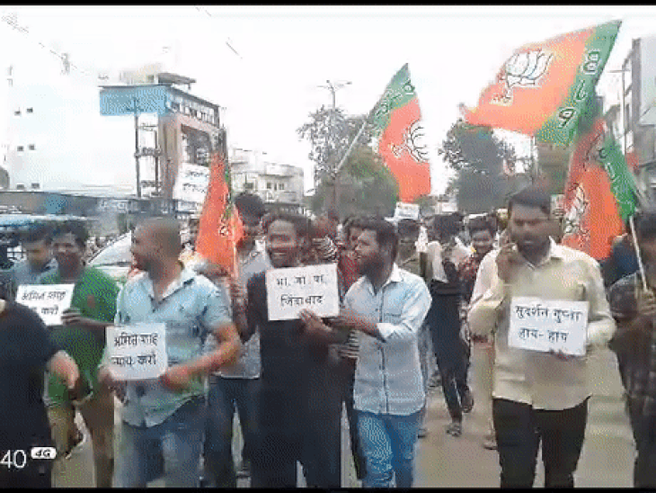 पूर्व विधायक सुदर्शन गुप्ता के विरोध में कार्यकर्ता सड़क पर उतरे थे।