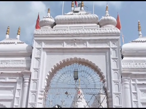 नर्मदा मंदिर अमरकंटक में भी अभद्र और छोटे कपड़े पहनकर प्रवेश करना प्रतिबंधित किया गया था। अब इससे संबंधित बोर्ड हटा लिया गया है।