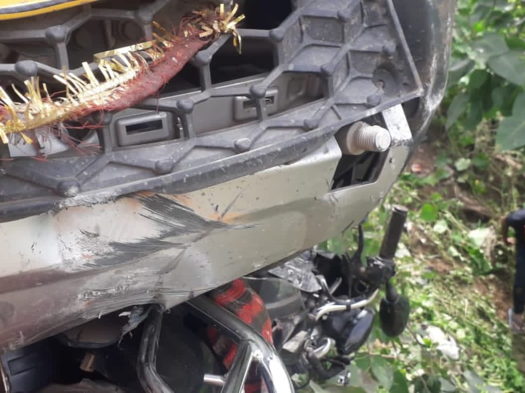 पिकअप के नीचे बाइक आई। गाड़ी बुरी तरह से क्षतिग्रस्त।