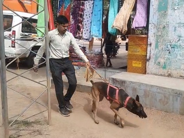 मौके पर डॉग स्क्वॉड को भी बुलाया गया है।