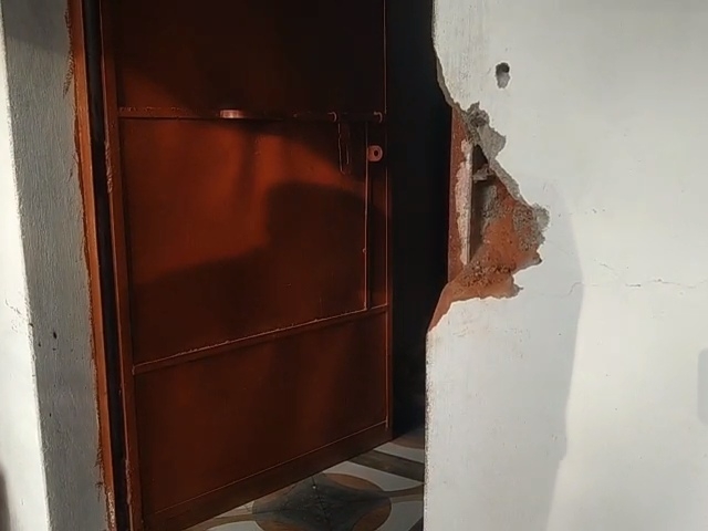 दरवाजे के बगल की दीवार भी तोड़ी गई है।