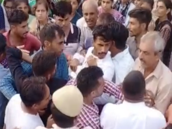 मंत्री अनूप धानक का विरोध करने पर समर्थकों और विरोधियों में हल्की धक्का-मुक्की भी हुई