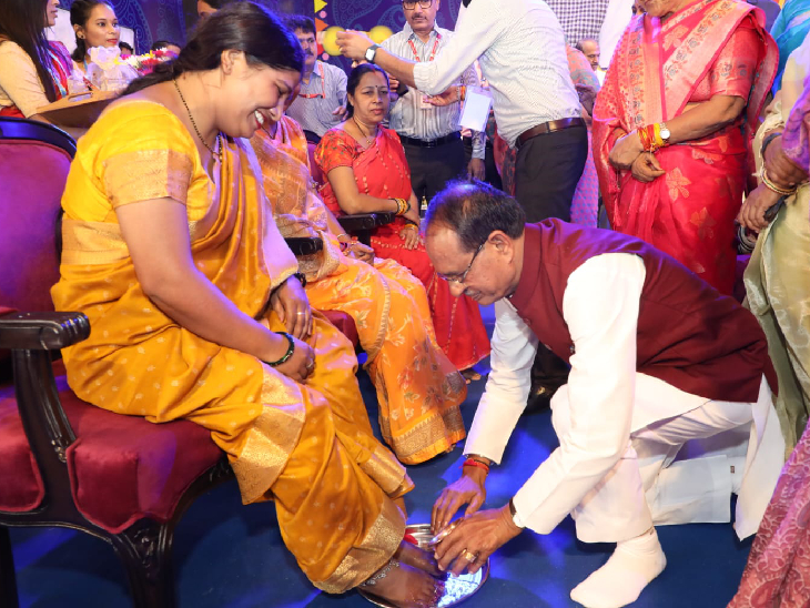 सम्मेलन शुरू होने से पहले CM ने लाड़ली बहना सेना की सदस्यों के पैर पखारे।