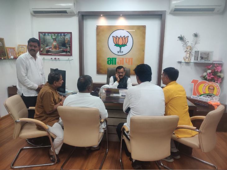 इंदौर के बीजेपी कार्यकर्ताओं ने भोपाल पहुंचकर संगठन के सामने रखी थी बात।