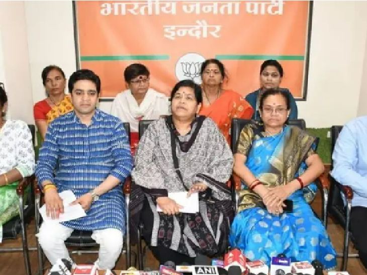 इंदौर में पत्रकारों के साथ मंत्री उषा ठाकुर की बातचीत।