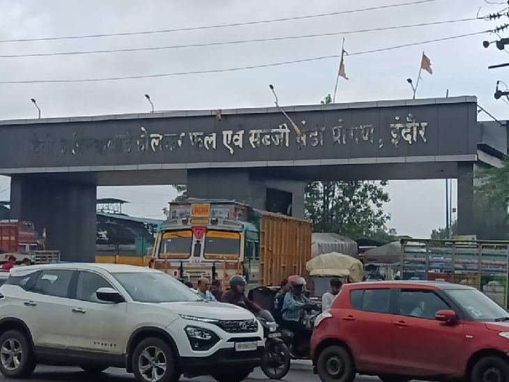 इंदौर की चोइथराम सब्जी मंडी में 12 से 15 गाड़ी हो रही टमाटर की आवक।