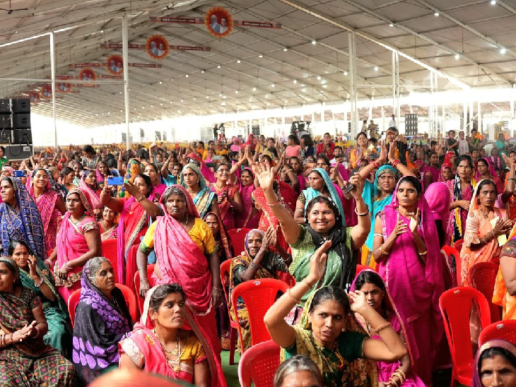भोपाल के जंबूरी मैदान में सम्मेलन में बड़ी संख्या में महिलाएं शामिल हुईं। CM ने उनसे वादा करते हुए कहा कि माफिया से छीनी गई जमीनों के प्लॉट बहनों को दिए जाएंगे।
