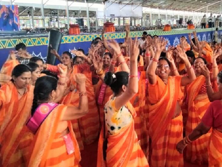 सीएम शिवराज ने सम्मेलन में महिलाओं के लिए कई घोषणाएं की। कार्यक्रम में पहुंची महिलाओं ने जमकर डांस किया।