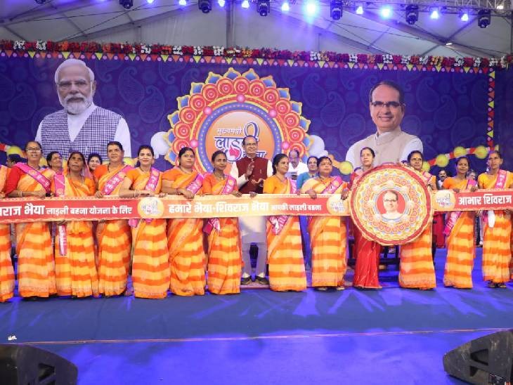 मुख्यमंत्री ने 'लाड़ली बहना सेना' की सदस्यों के पैर पखारे। जिसके बाद महिलाओं ने CM को बड़ी राखी भेंट की।