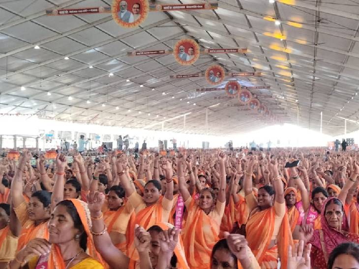 भोपाल के जंबूरी मैदान में सम्मेलन में बड़ी संख्या में महिलाएं शामिल हुईं। CM ने उनसे वादा करते हुए कहा कि माफिया से छीनी गई जमीनों के प्लॉट बहनों को दिए जाएंगे।